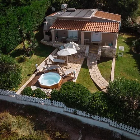 Neptune Sea House - Beachfront Ájosz Szpirídonasz