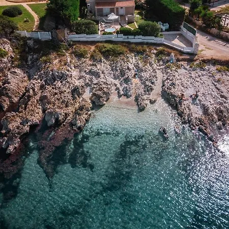 Neptune Sea House - Beachfront Holiday home