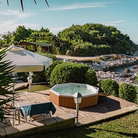 Neptune Sea House - Beachfront * Ájosz Szpirídonasz