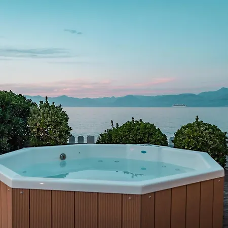 Neptune Sea House - Beachfront * Άγιος Σπυρίδωνας